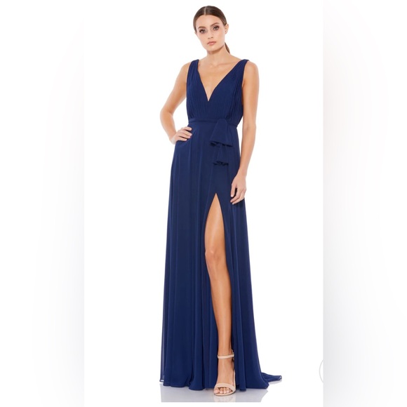 Mac Duggal  style # 55283  
SLEEVELESS V-NECK CHIFFON GOWN Sz 10 - Picture 1 of 5
